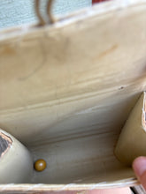 Load image into Gallery viewer, Shabby small seashell wristlet